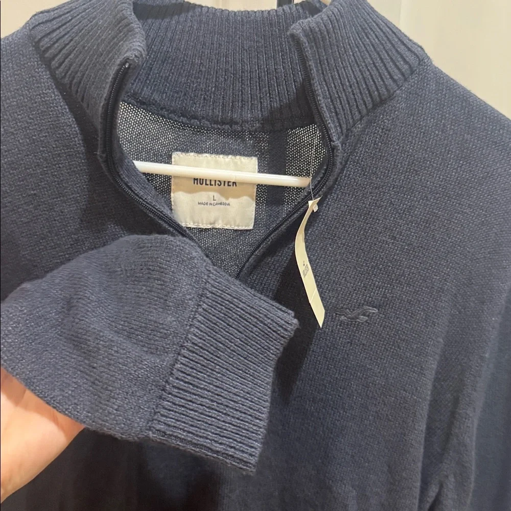 Hollister Men's Dark Blue Zip-Up Sweater - Picture 4 of 4